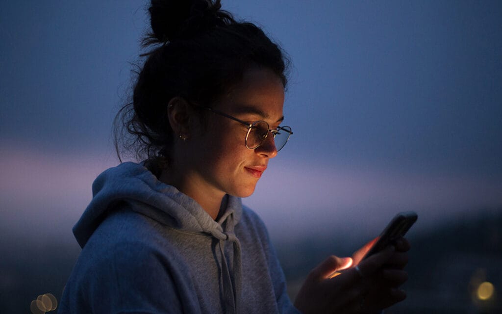 Meksin kuvituskuva: Nainen katsoo puhelinta